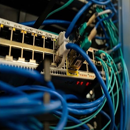 Switch de red con cableado ordenado en un rack